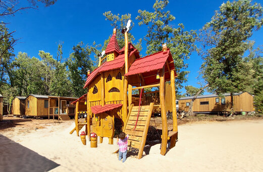 Houten speeltuin voor kinderen op camping CLICOCHIC Lou Cantaire in FAYENCE.
