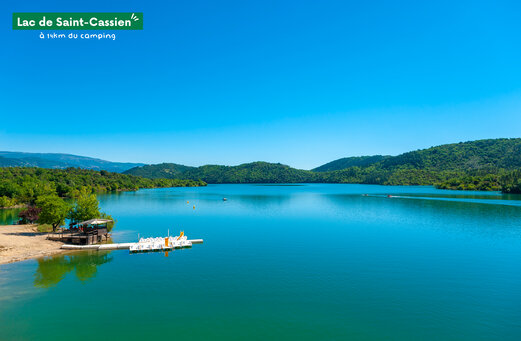 Meer van Saint-Cassien met waterfietsen en watersport nabij Fayence, Provence.