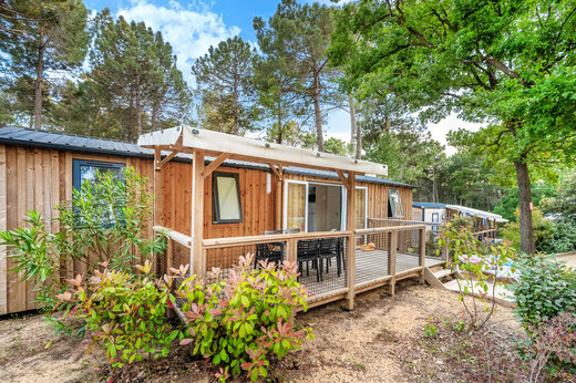 Modern stacaravan met overdekt terras en meubilair op camping CLICOCHIC Lou Cantaire in FAYENCE (83).