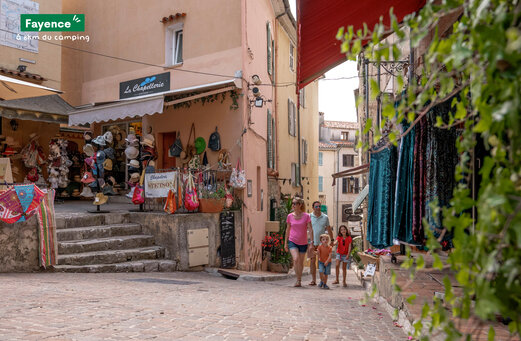 Levendige winkelstraat in Fayence, familie wandelt, bezienswaardigheid nabij de camping.