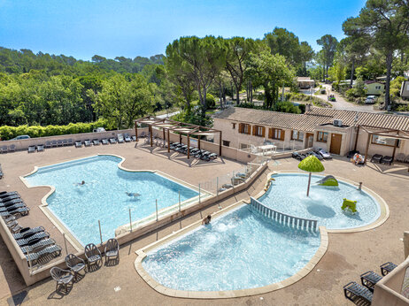Buitenbaden met waterspellen voor kinderen op camping CLICOCHIC Lou Cantaire in FAYENCE (83).