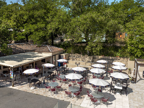 Restaurant met schaduwrijk buitenterras op camping CLICOCHIC Lou Cantaire in FAYENCE (83).
