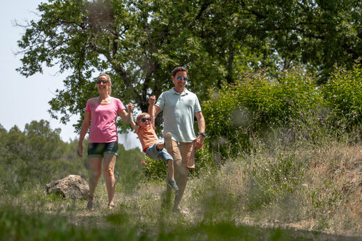 Familie met kind spelend in de natuur, camping CLICOCHIC Lou Cantaire in FAYENCE.