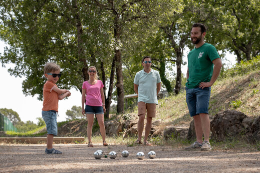 Familie speelt jeu de boules op de camping CLICOCHIC Lou Cantaire in FAYENCE (83).