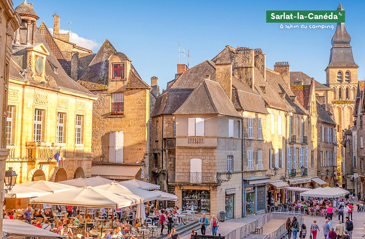 Levendig plein in Sarlat-la-Can�da, middeleeuwse stad in de Dordogne.