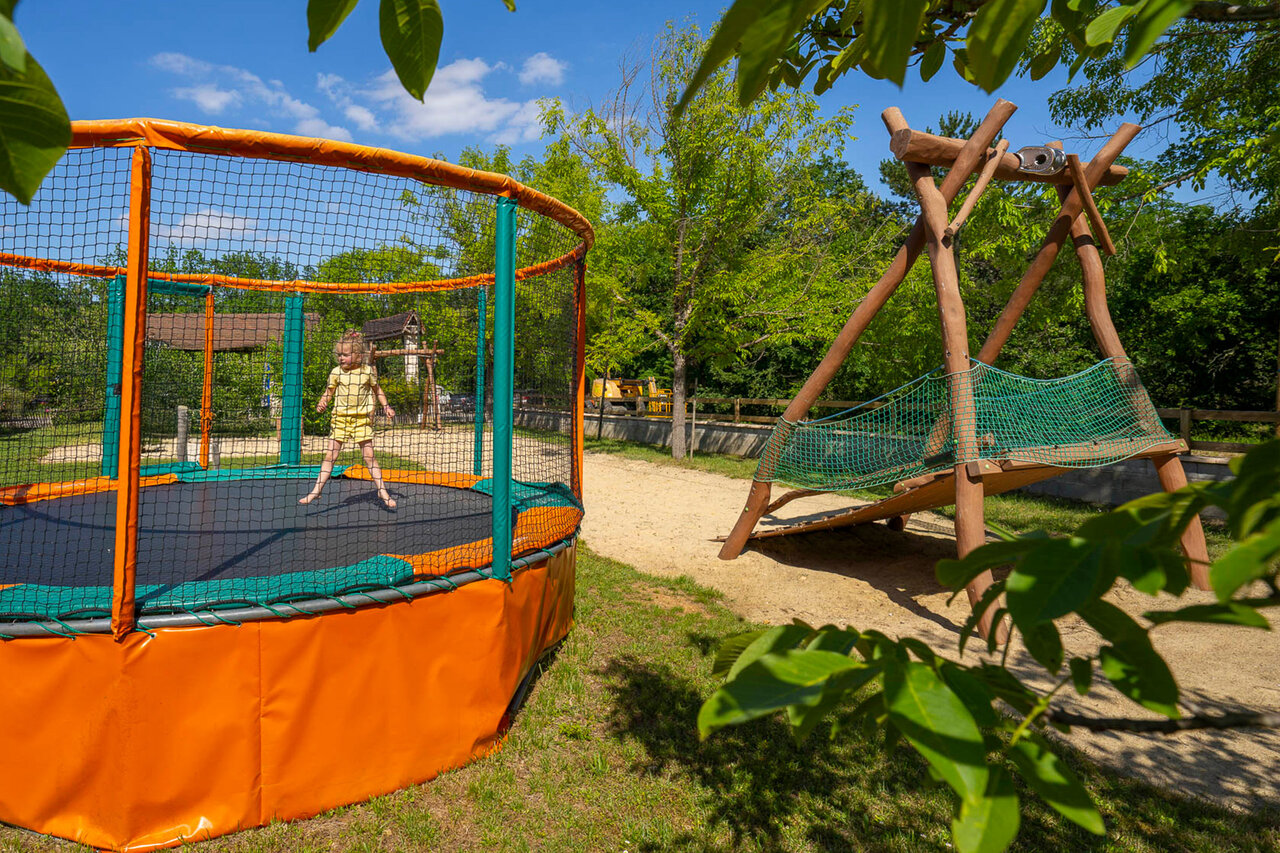 Trampoline, speelplaats op camping CLICOCHIC Lou Castel in Castelnaud-la-Chapelle (24).