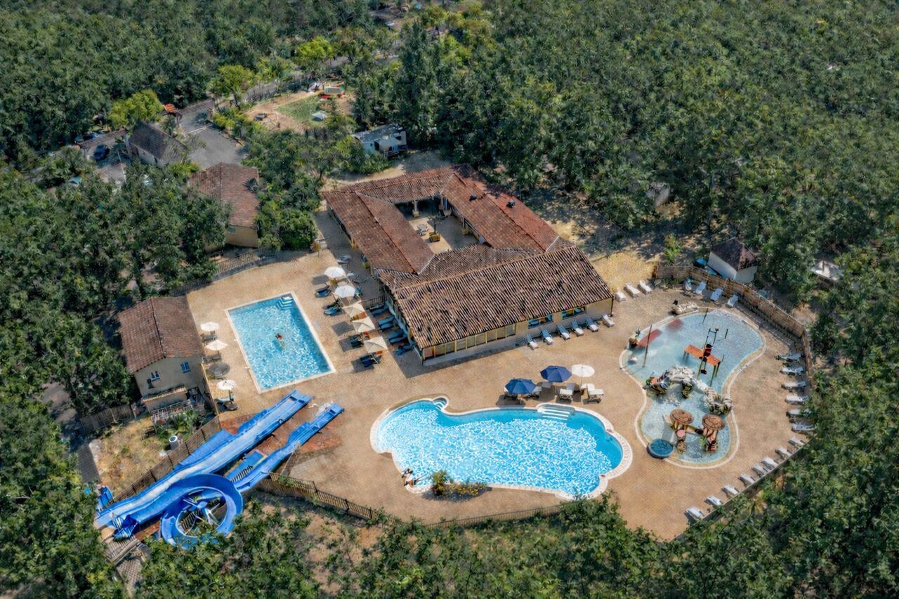 Luchtfoto waterpark met glijbanen en zwembaden op camping CLICOCHIC Lou Castel in Castelnaud-la-Chapelle (24).