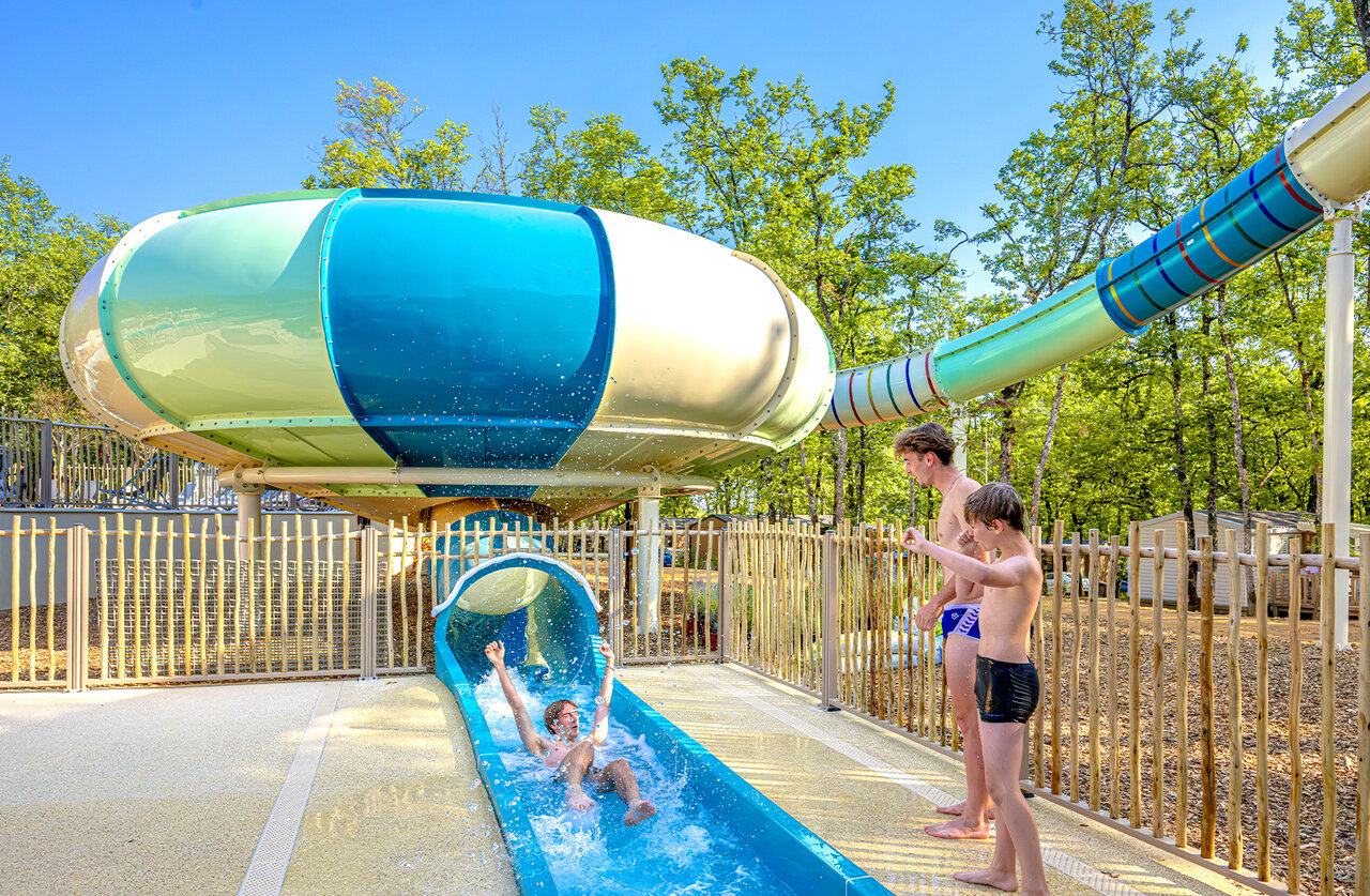 Reuzenglijbaan en zwembad op camping CLICOCHIC Lou Castel in Castelnaud-la-Chapelle (24)