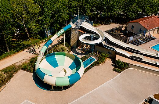 Grote waterglijbanen en draaikom op camping CLICOCHIC Lou Castel, Castelnaud-la-Chapelle (24).