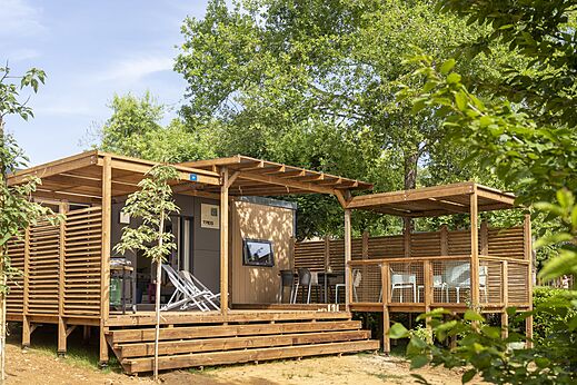 Modern stacaravan met houten terras op camping CLICOCHIC Lou Castel in Castelnaud-la-Chapelle (24).