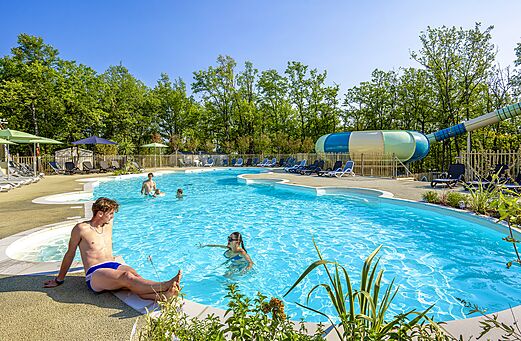 Buitenzwembad met waterglijbaan op CLICOCHIC Lou Castel, Castelnaud-la-Chapelle (24).