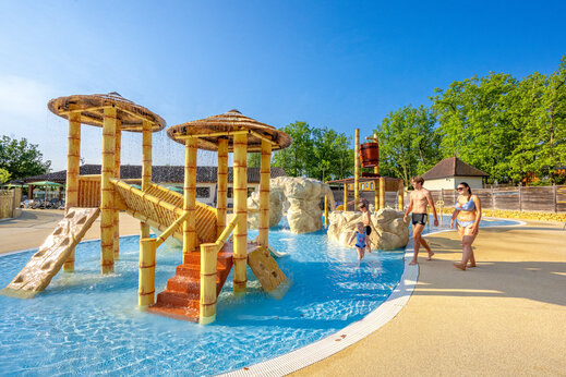 Waterspeeltuin met glijbanen en kantelende emmer op camping CLICOCHIC Lou Castel in Castelnaud-la-Chapelle (24).
