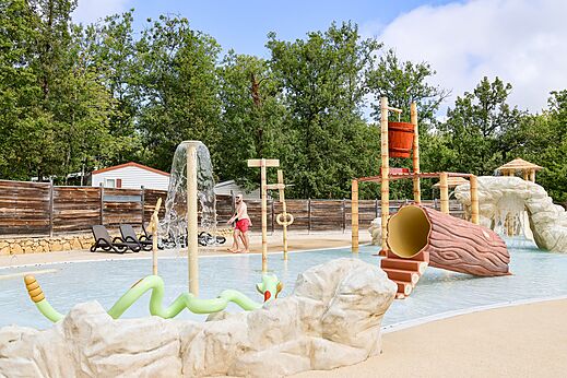 Speels waterpark met glijbaan en waterspellen op camping CLICOCHIC Lou Castel in Castelnaud-la-Chapelle (24).