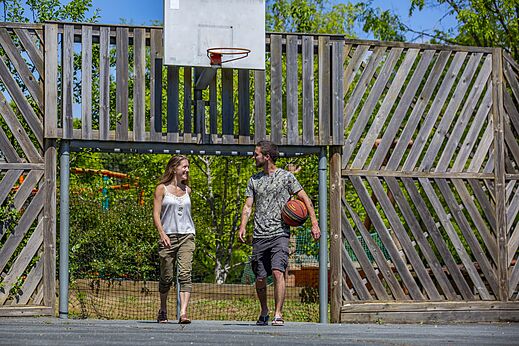 Basketbalveld met stel op camping CLICOCHIC Lou Castel in Castelnaud-la-Chapelle (24).