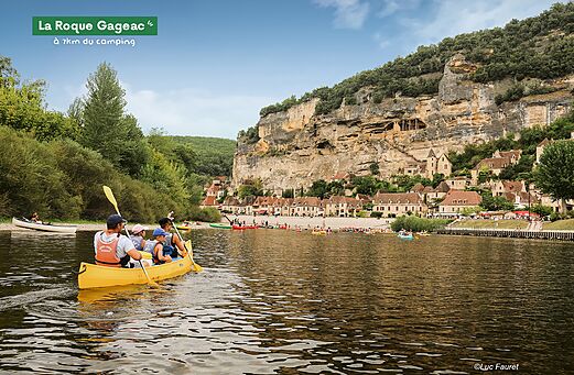 Dorp La Roque Gageac in de Dordogne, kano�n op de rivier, bezienswaardigheid nabij de camping.