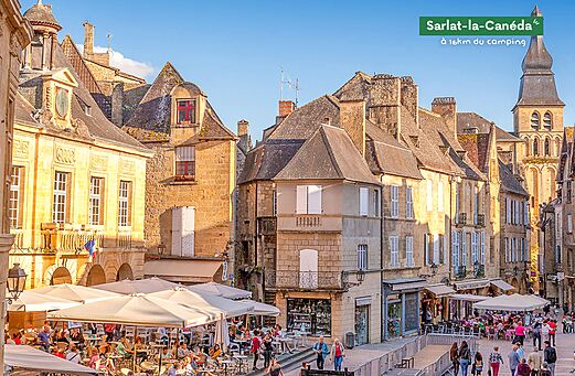 Sarlat-la-Can�da, middeleeuwse stad te bezoeken nabij de camping in de Dordogne.