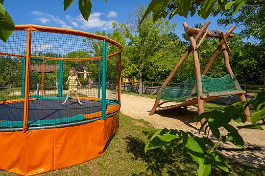 Trampoline en speeltuin voor kinderen op camping CLICOCHIC Lou Castel.