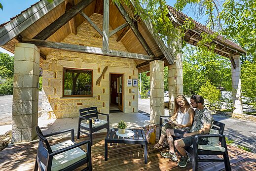 Stenen receptiegebouw op camping CLICOCHIC Lou Castel in Castelnaud-la-Chapelle.