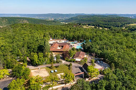 Luchtfoto van waterpark en heuvels op camping CLICOCHIC Lou Castel.