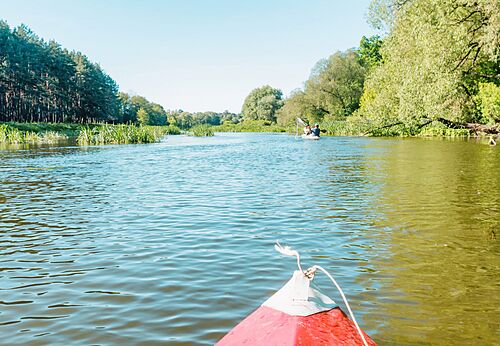Kajakken op een groene rivier met andere kano's op camping CLICOCHIC Lou Castel in Castelnaud-la-Chapelle (24).