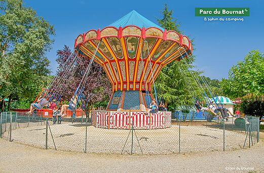 Zweefmolen in Parc du Bournat, een attractie om te bezoeken nabij de camping.
