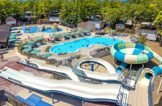 Waterpark met zwembaden, glijbanen en waterspelen op camping CLICOCHIC Lou Castel.