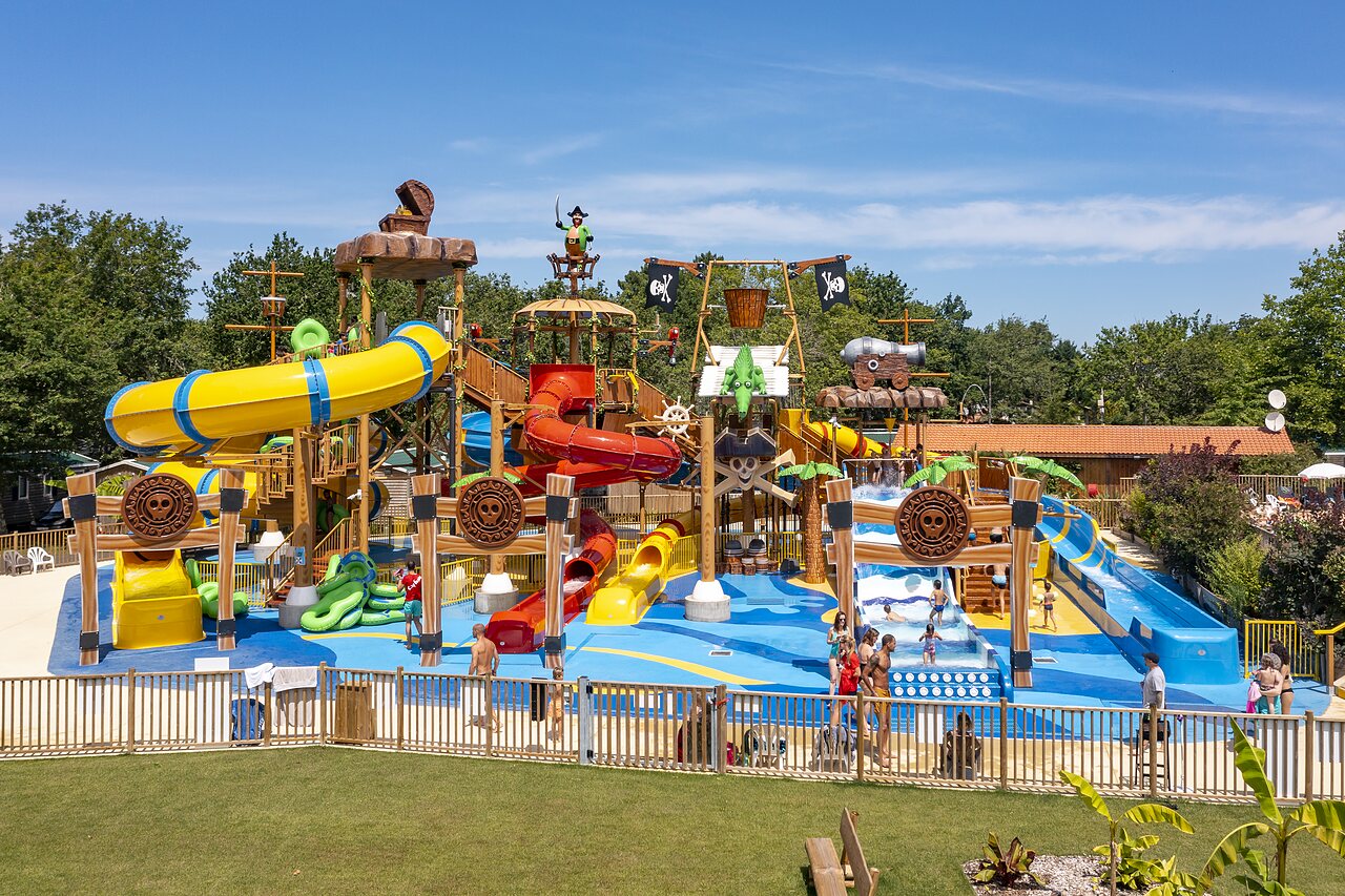 Piraten waterpark met glijbanen en waterspellen op camping CAPFUN Lou Puntaou in LEON.