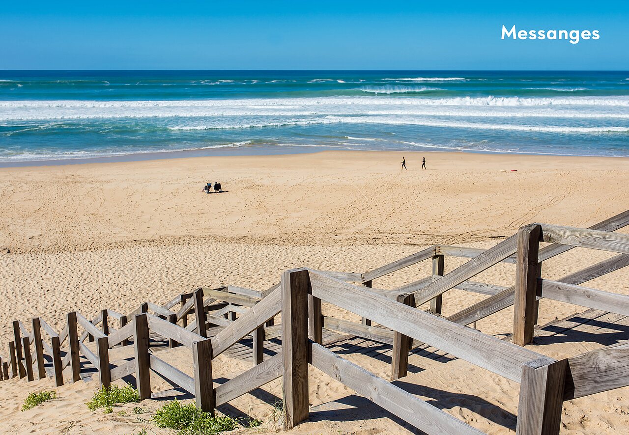 Strand van Messanges met oceaan en duinen, bezienswaardigheid nabij de camping.