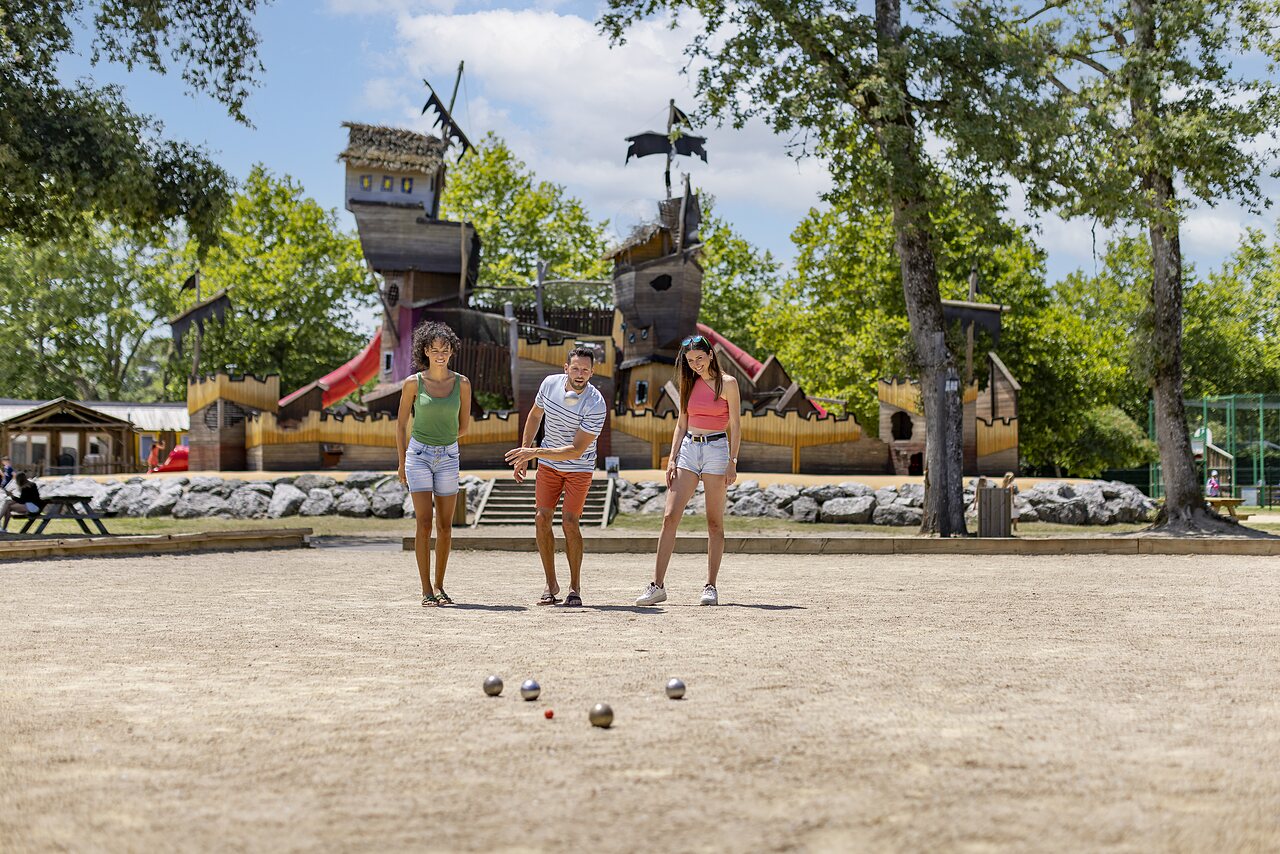 Jeu de boules, piratenspeeltuin op camping CAPFUN Lou Puntaou in LEON (40).
