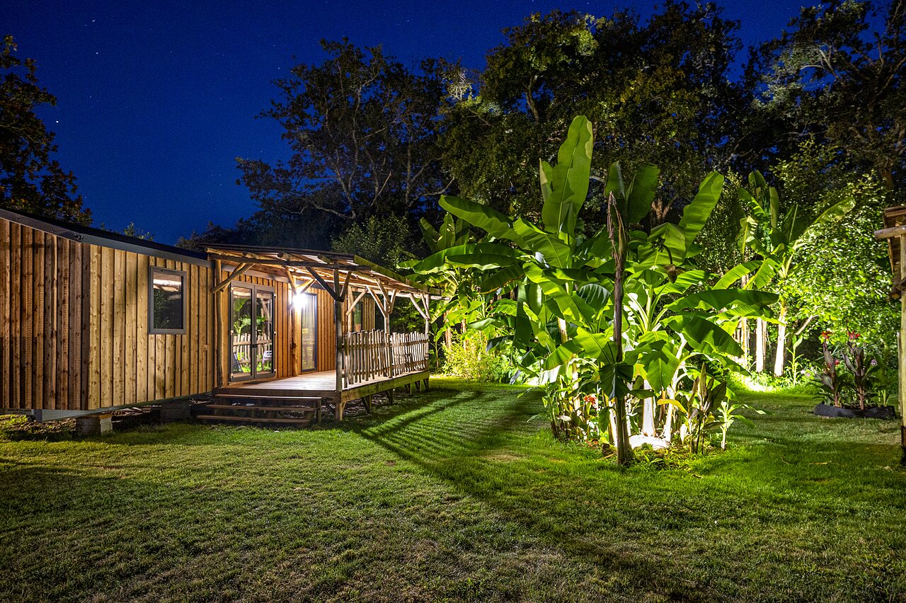 Houten Mobil-home, verlicht terras, nacht, op camping CAPFUN Lou Puntaou in LEON (40).