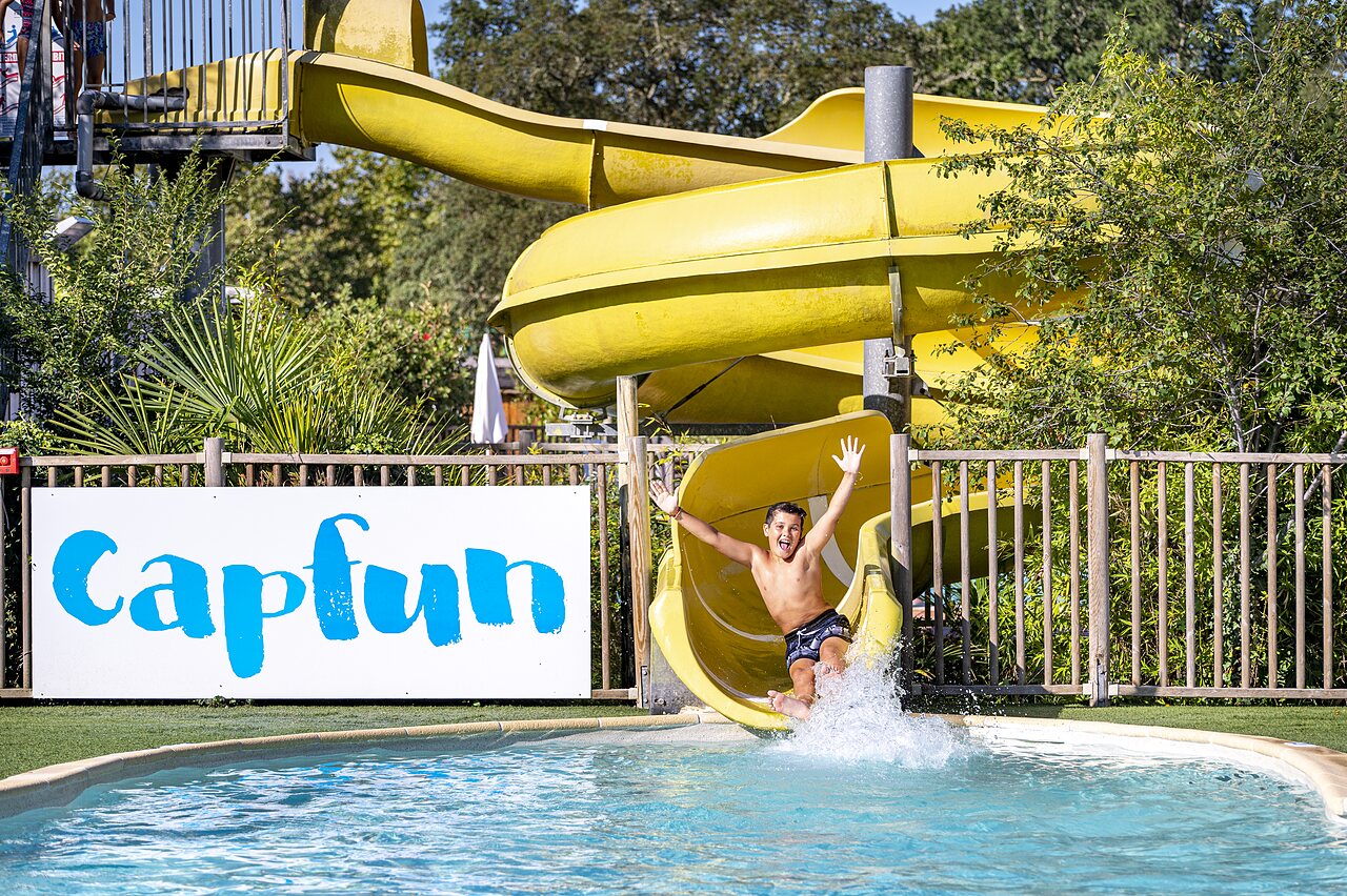 Kind op waterglijbaan, zwembad op camping CAPFUN Lou Puntaou in LEON (40).