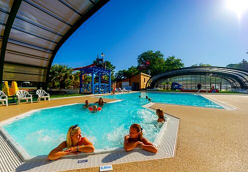 Zwembad, glijbaan, overdekte ruimte op camping CAPFUN Lou Puntaou in LEON (40).