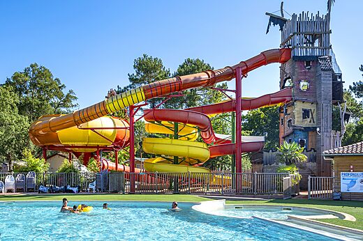 Reuzenglijbanen en buitenzwembad op camping CAPFUN Lou Puntaou in LEON (40).