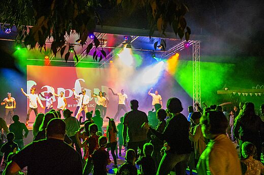 Avondanimatie met dansers op camping CAPFUN Lou Puntaou in LEON (40).