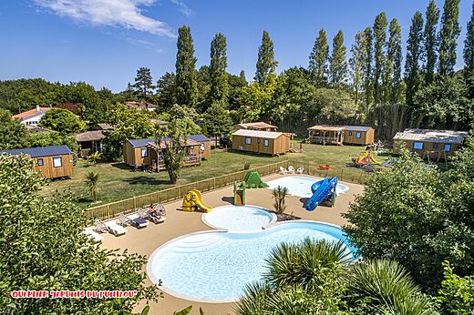 Luchtfoto zwembad met glijbanen en stacaravans op camping CAPFUN Lou Puntaou in LEON (40).