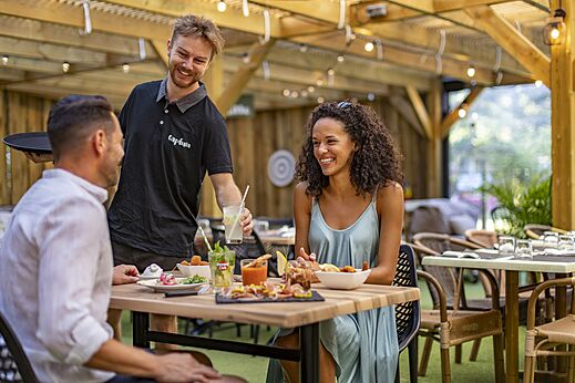 Terrasrestaurant service op camping CAPFUN Lou Puntaou in LEON (40).