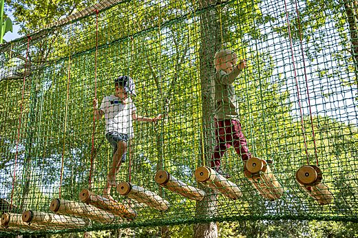 Kinderen op hangend netparcours op camping CAPFUN Lou Puntaou in LEON (40).