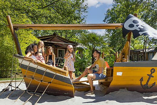 Piratenschip speeltuin op camping CAPFUN Lou Puntaou te LEON (40).