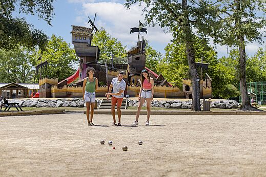 Petanquebaan, speeltuin op camping CAPFUN Lou Puntaou in LEON (40).