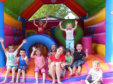 Kleurrijke opblaasbare spelen voor kinderen op CAPFUN Lou Puntaou in LEON (40).