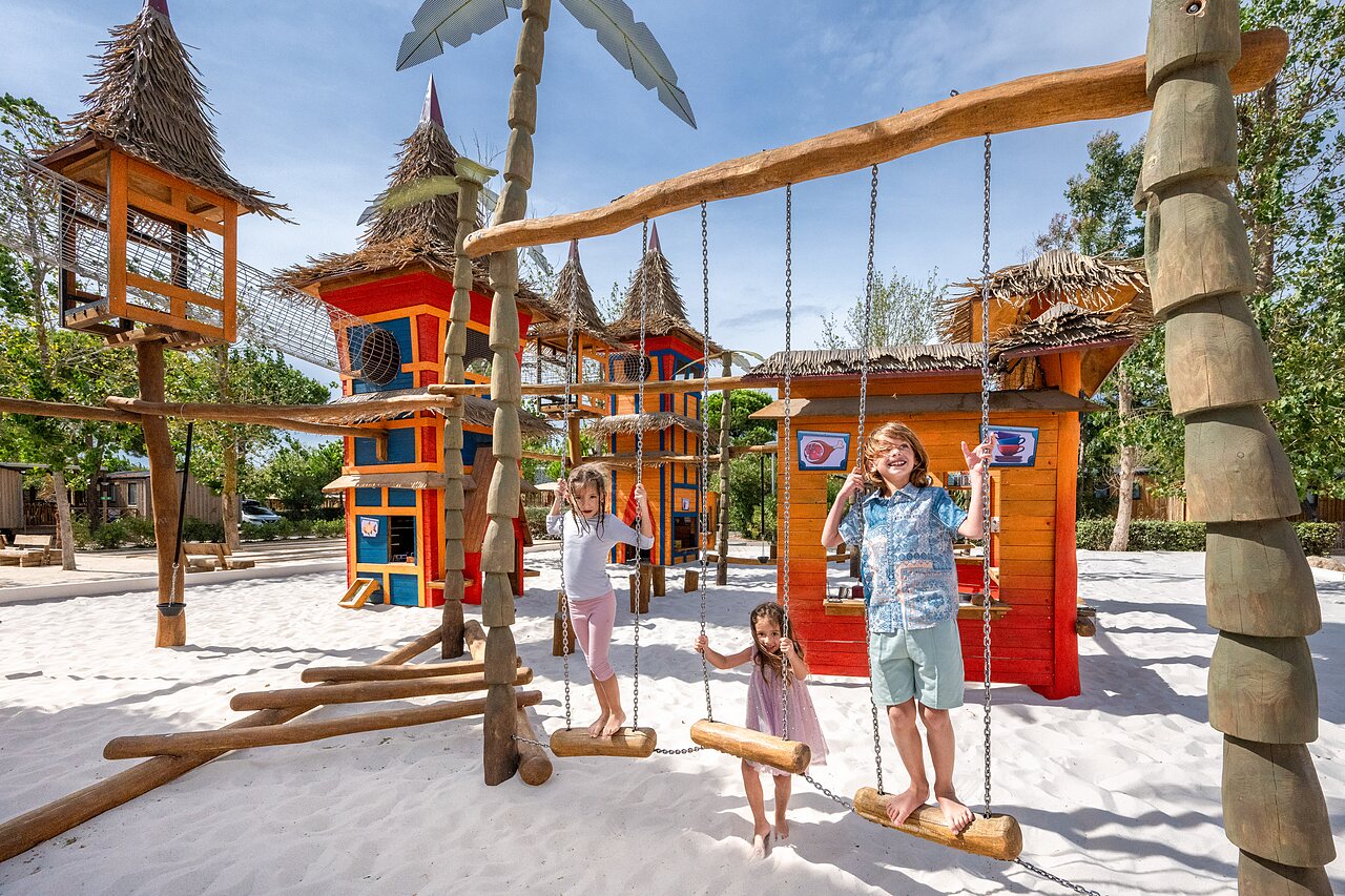 Speeltuin, kinderen op schommels, camping CAPFUN Lou Village in Vendres (34).