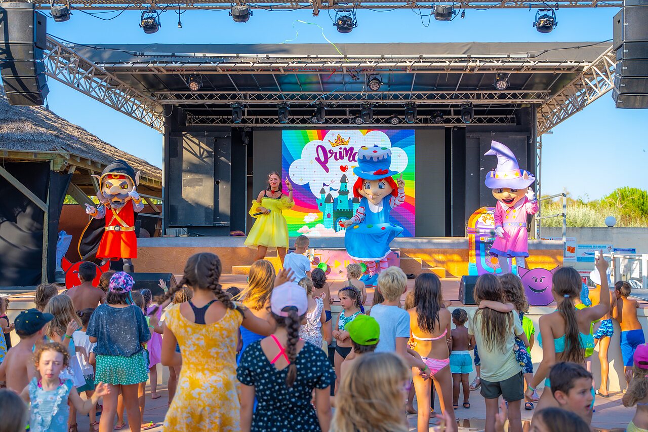 Animatie show voor kinderen met mascottes op podium bij CAPFUN Lou Village Vendres.