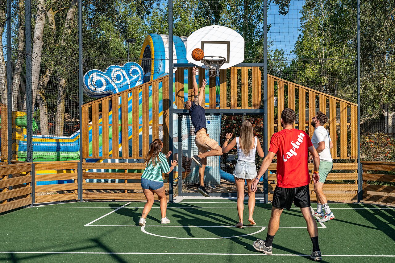 Multisportterrein, basketbal en opblaasbare spelen op camping CAPFUN Lou Village in Vendres.