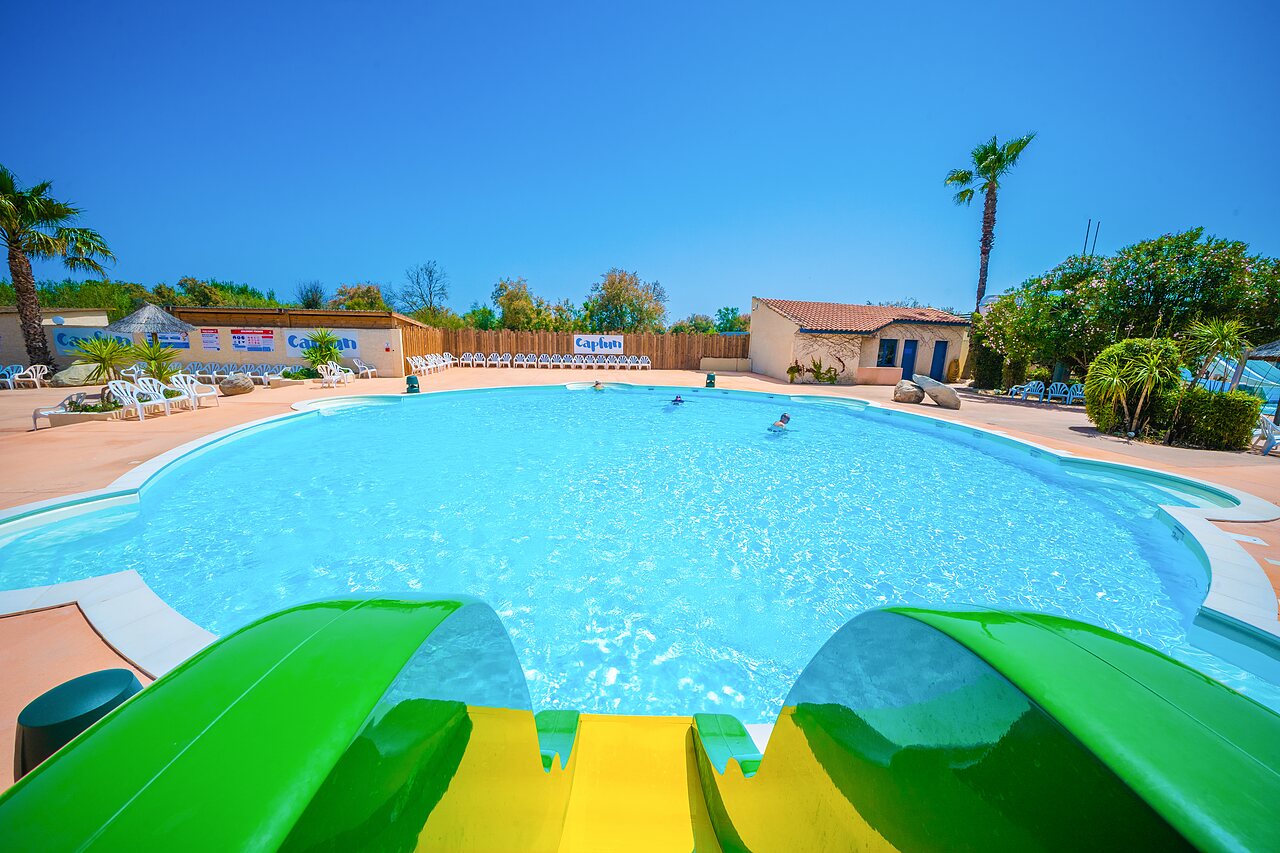 Waterglijbaan, groot buitenzwembad op camping CAPFUN Lou Village in Vendres (34).