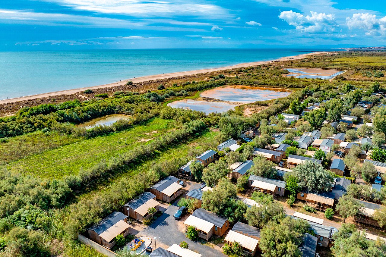 Luchtfoto Mobil-homes, strand en Middellandse Zee op camping CAPFUN Lou Village in Vendres (34).