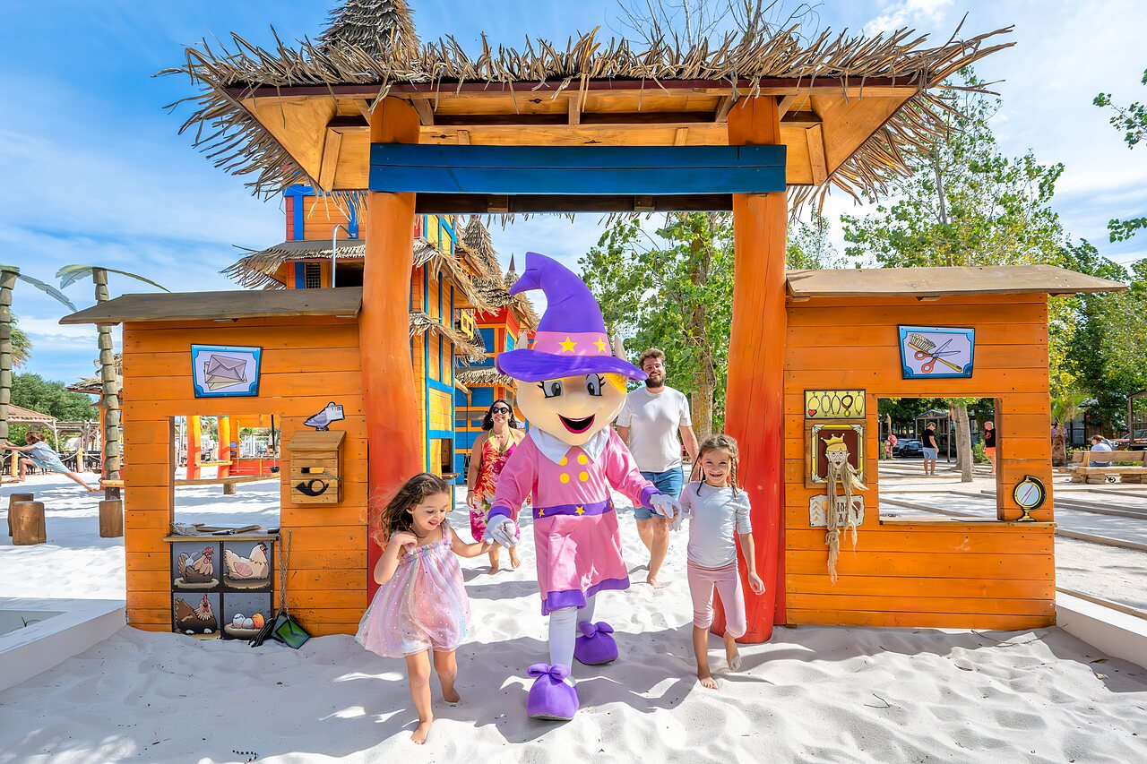 Mascotte, kinderen, zandspelen op camping CAPFUN Lou Village in Vendres (34).