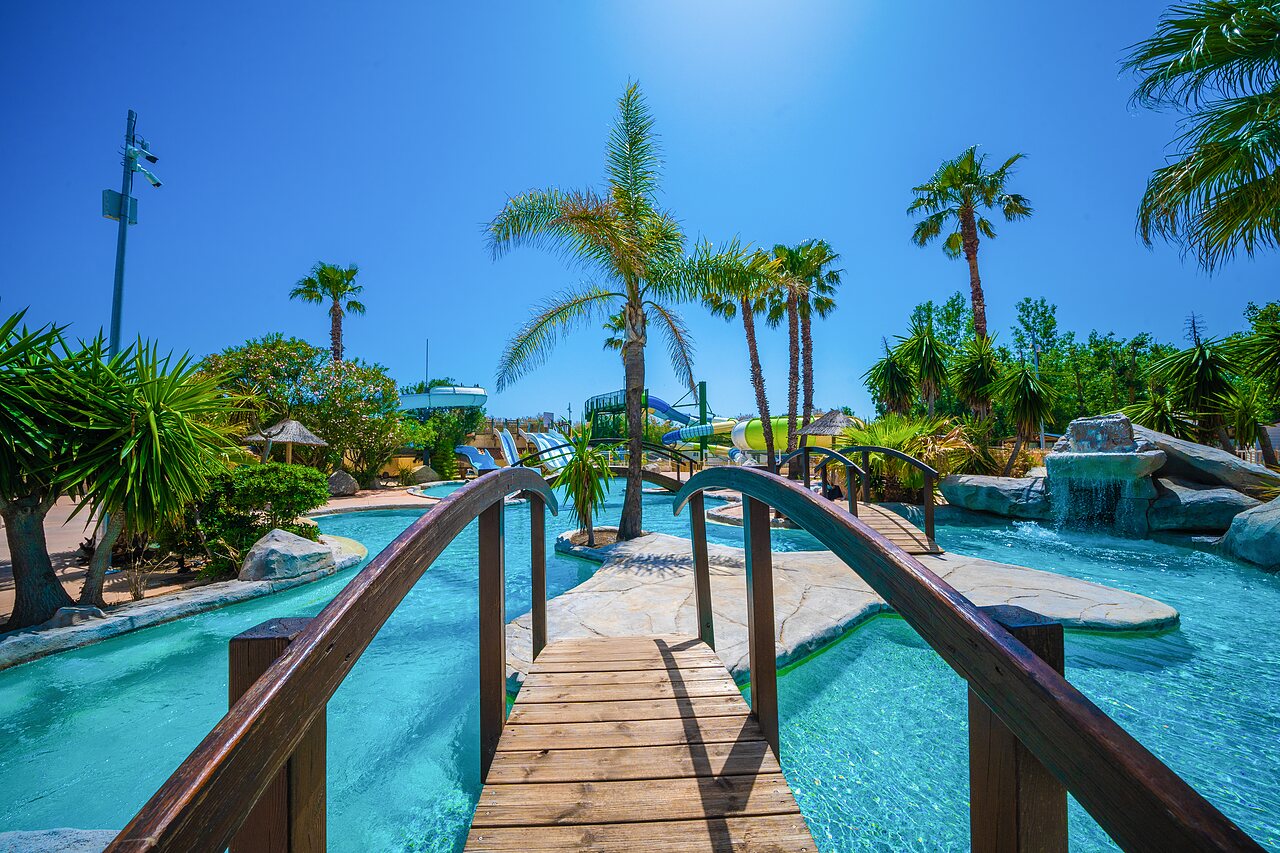 Waterpark, glijbanen en lazy river op camping CAPFUN Lou Village in Vendres (34).