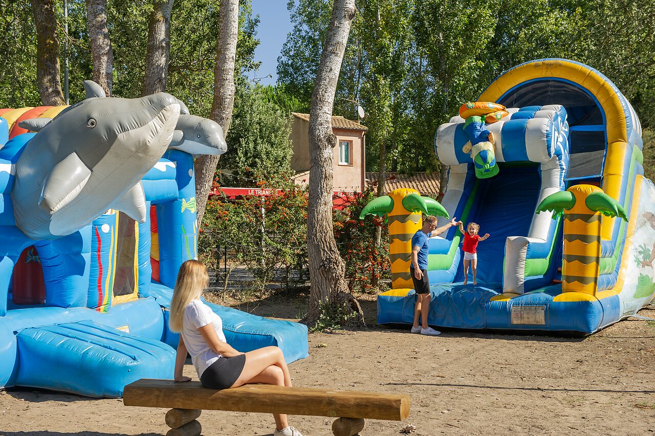Opblaasbare glijbanen en spelletjes voor kinderen op camping CAPFUN Lou Village in Vendres (34).