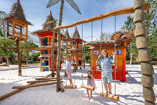 Speeltuin, schommels kinderen op camping CAPFUN Lou Village in Vendres.