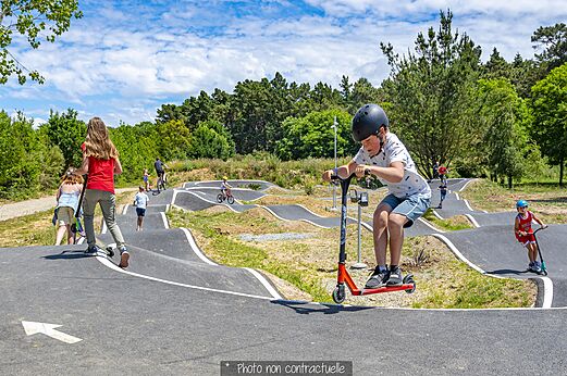 Pumptrack kinderen step fiets op camping CAPFUN Lou Village in Vendres.